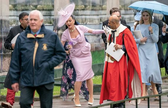 ޝާހީ ހަފްލާގައި ކޭޓީ އުޅުނު ގޮތް މީމް އަކަށް