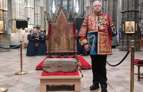 އިނގިރޭސި ތަޚުތުގެ ދަށުގައި ކޮން ހިލަގަނޑެއް؟