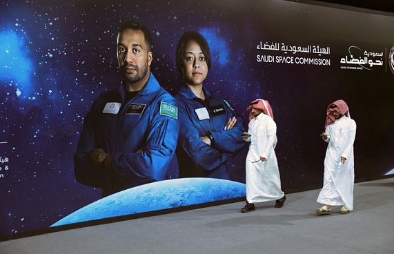 އަރަބި އަންހެނަކު އަލަށް ޖައްވަށް