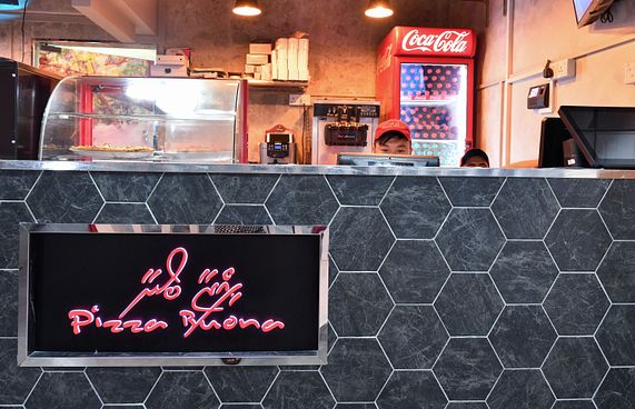 ޕިއްޒާ ބޯނާއިން ތިން ފޫޓުގެ "ޕާޓީ ބޮކްސް" ޕިއްޒާ