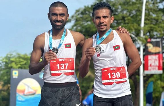 ކުރީގެ ދެ ވާދަވެރިން މިހާރު އެކުވެ ރޭހުގެ ކުރިއަށް