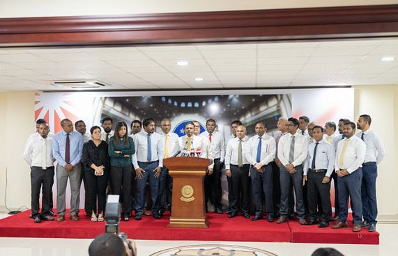 "ޑިމޮކްރެޓިކް ގޮތަކީ ނަޝީދާއި އީވާ އިސްތިއުފާދެއްވުން"