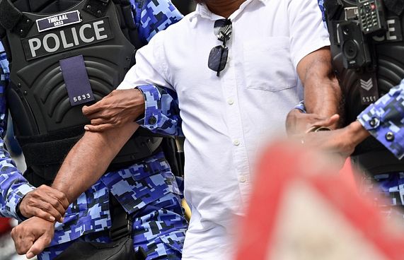 ހަނގުރާމައަށް ދާން އުޅުނު ދެމަފިރިއަކު ހައްޔަރުކޮށްފި