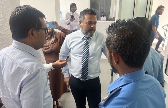 ނޫސްވެރިއަކަށް ފުރައްސާރަކޮށް ބިރުދެއްކިކަމުގެ ތުހުމަތު