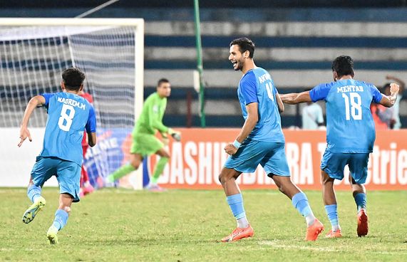 ސާފްގެ ޝަރަފް ދަމަހައްޓަން އިންޑިއާ ފައިނަލަށް