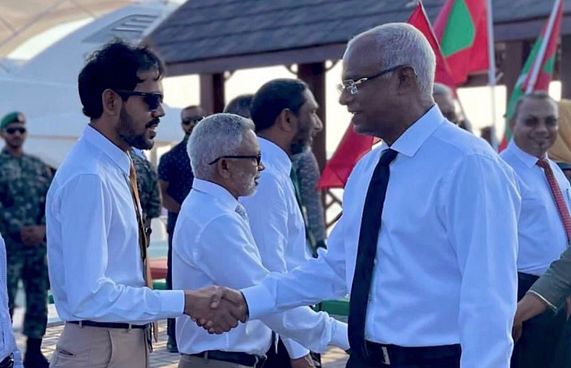 ލޫކަސް ސަރުކާރުން އިސްތިއުފާ ދެއްވައިފި