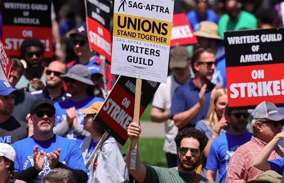 ބޮޑު ހަޅުތާލެއް ފަށައި ހޮލީވުޑްގައި މަރުތަޅު އަޅުވައިފި