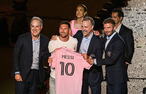 ފުރިފައި އޮތް ސްޓޭޑިއަމްގައި މެސީއަށް ހޫނު މަރުހަބާއެއް