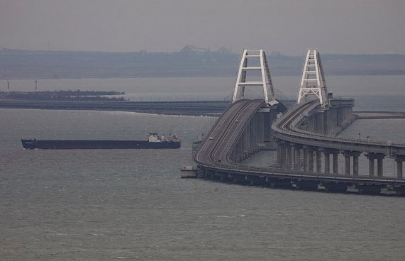 ގެއްލުންވި ކްރައިމިއާ ބްރިޖުގެ ބައެއް ހުޅުވައިފި