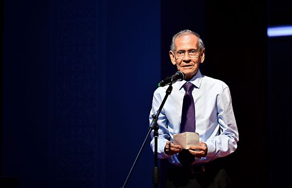 ތައުލީމަށް ހިދުމަތް ކުރުމުގެ މަތީ ޝަރަފު ޑރ.ޒާހިރަށް