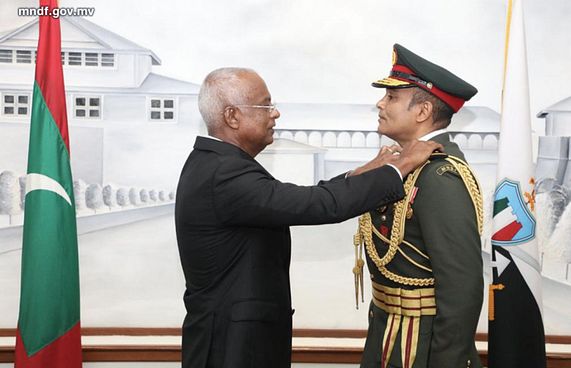 ޑިފެންސް ޗީފް ޝަމާލަށް ލެފްޓިނެންޓް ޖެނެރަލްގެ ރޭންކް