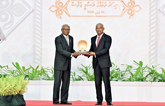 މައިޒާން އަލިބެ އަށް ޝަރަފުވެރިކަމުގެ ގައުމީ އިނާމު