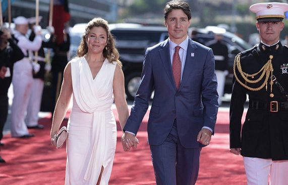 ކެނެޑާގެ ބޮޑުވަޒީރު ކާވެނި ރޫޅާލައްވައިފި