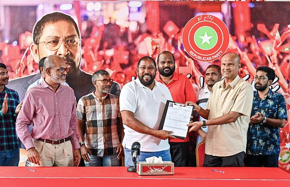 ޝިހާބާއި ނާޒިމް ޖޭޕީ އަށް ސޮއިކުރައްވައިފި