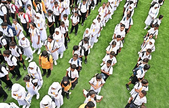 އަތޮޅުތަކުން 1،500 އަށް ވުރެ ގިނަ ދަރިވަރުން މާލެ ބަދަލުވި
