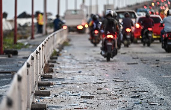 ބްރިޖުން ދަތުރުކުރާއިރު ސަމާލުވާން އެދިއްޖެ