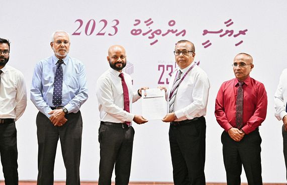 ފާރިސްގެ ކެންޑިޑެސީ ހުށަހަޅައިފި