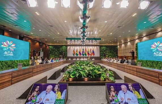 އެމޭޒަން ޖަންގަލީގެ ހިމާޔަތުގައި އަށް ގައުމެއް