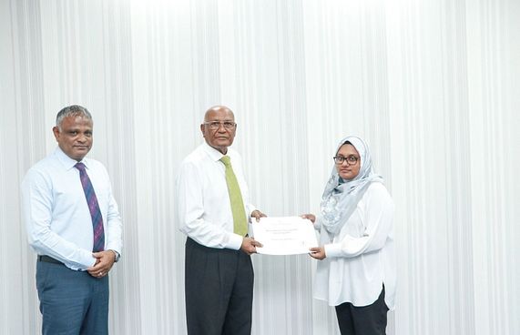 ޑޮކްޓަރުން ސްޕެޝަލައިޒްވާން ހަ ސްކޮލާޝިޕް ދީފި