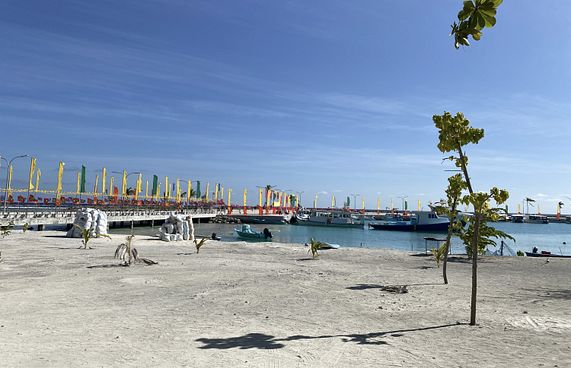 ބިކިނީ ލައިގެން ރަށުތެރޭގައި އުޅޭ ޓޫރިސްޓުން ޖޫރިމަނާކުރަނީ