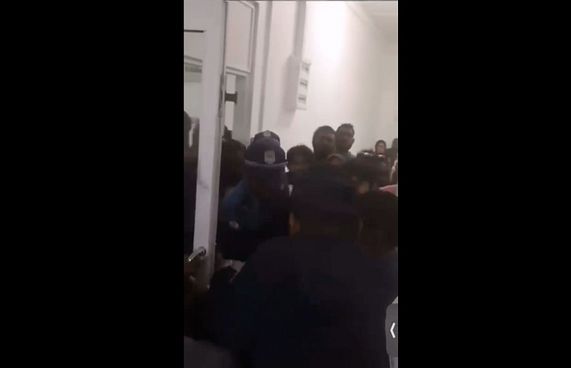 މުއްދަތު ހަމަވެފައިވާ އައިވީ ދީގެން މުޒާހަރާކުރަނީ