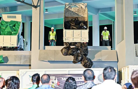 މާލެއިން 922 ޓަނުގެ ޕްލާސްޓިކް ކުނި ބޭރުކުރި