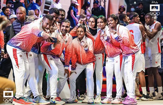 ތްރީ އޮން ތްރީ ބާސްކެޓް ދެ ޓީމަށް ވެސް ލޯ މެޑަލް