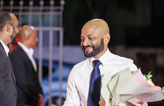 ފާރިސްގެ ބޮޑެތި ހުށަހެޅުންތަކެއް ރައީސާއި މުއިއްޒަށް