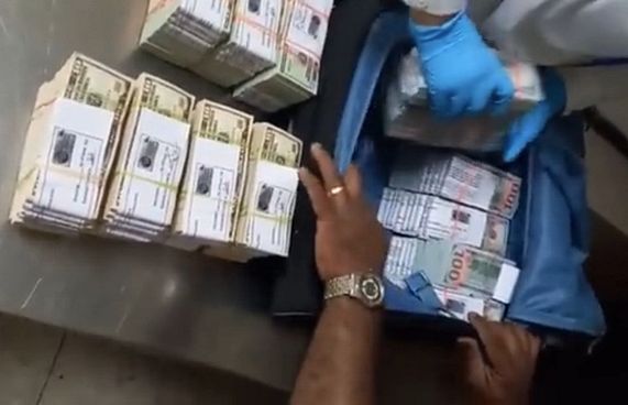 ވީޑިއޯއިން ފެންނަނީ ބޭންކަކުން އެތެރެކުރި ޑޮލަރުތަކެއް