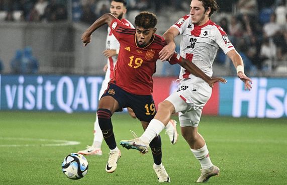 ޔަމާލް، 16 އަހަރުގައި ޔޫރަޕް ފުޓްބޯޅައިގެ ރެކޯޑެއް