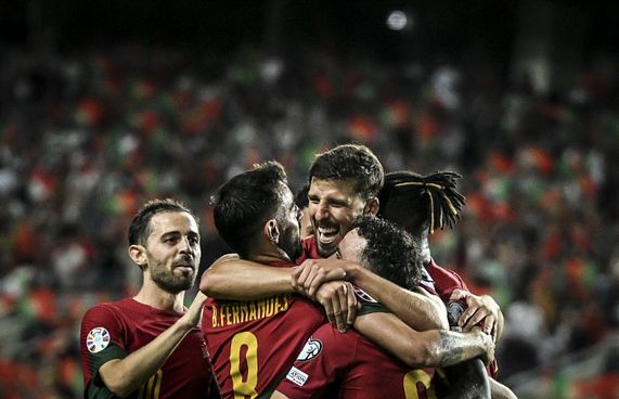 ރޮނާލްޑޯ ނެތިވެސް ޕޯޗުގަލުން ނުވަ ގޯލް ޖަހައި ރެކޯޑެއް