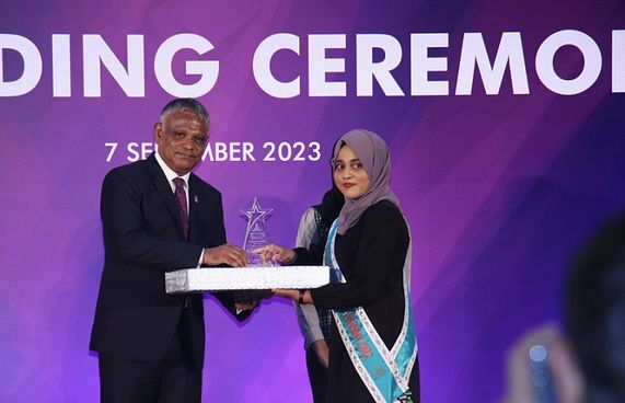 އަހުމަދިއްޔާގެ އެއްވަނަ އިޔާން އާއި ޝާހާ އަށް