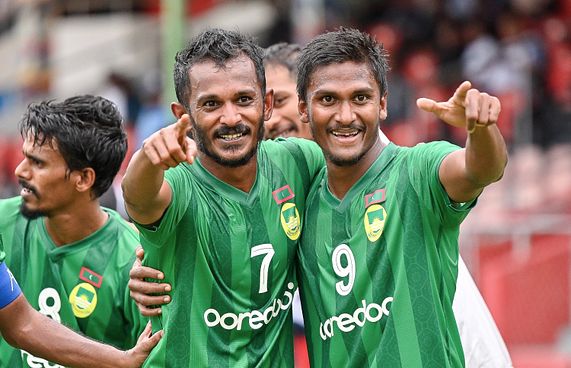 މާޒިޔާ މޮޅުވެ ވަޅުޖެހިފައިވާ ފުޓްބޯޅައަށް އުންމީދެއް