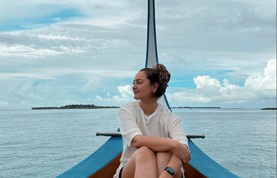 ސޮނާކްޝީ ޗުއްޓީއަށް ޕަޓީނާ މޯލްޑިވްސްގައި