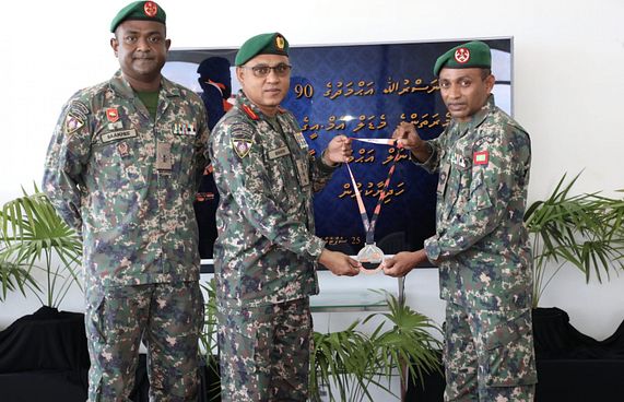 ނަސްރު 90ވަނަ މެރަތަންގެ މެޑަލް މިލްޓަރީ ކޮމާންޑަރަށް