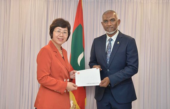 ޗައިނާގެ ސަފީރު، އިންތިހާބީ ރައީސް މުއިއްޒުގެ އަރިހަށް