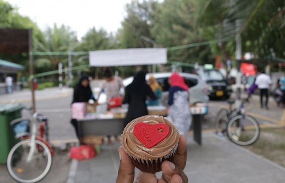 ފަލަސްތީނަށް އެހީވާން ކޭކް ޑޮނާސްގެ ބޮޑު ހަރަކާތެއް