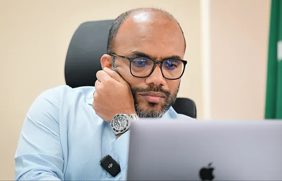 ފެންނަނީ ޑޮލަރު އިސްރާފު ކުރާތަން: އަމީރު