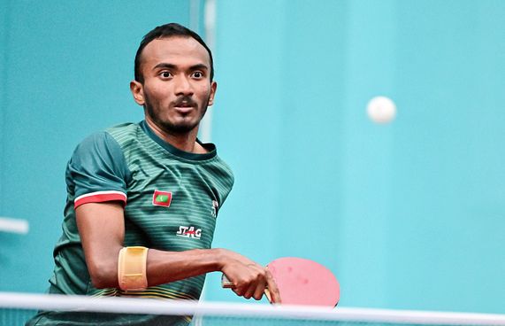 ފަހަތުން އަރައި މުންސިފް ބަލިކޮށް ޝައްފާނަށް ތަށި