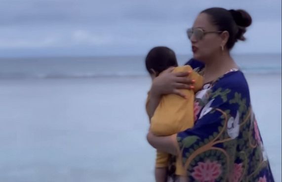 ބިޕާޝާ އާއިލާއާ އެކު ރެޑިސަން ބްލޫ މޯލްޑިވްސްގައި