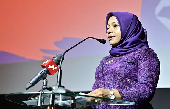 ކުރީގެ ސްޓޭޓް މިނިސްޓަރު ޒިފްލީނާ ފްލެޓެއް ގަނެފި