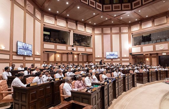 ސިޔާސީ، ޖެއްސުން، ފުރައްސާރަ: ނަމަވެސް ފަހުބަސް!