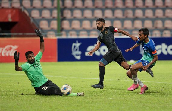 ރިޒޭ ހުރިހާ މެޗެއްގައި ލަނޑުޖަހައި އީގަލްސް ވާންކޮށްފި