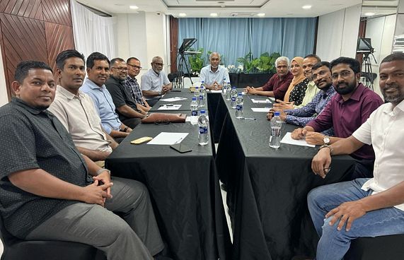 ޖޭޕީގެ އިސް ޓީމެއް ރައީސް މުއިއްޒުގެ އަރިހަށް!