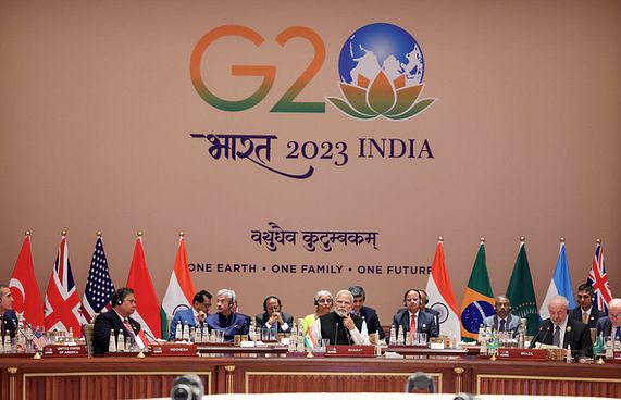 އިންޑިއާގެ ރިޔާސަތުގައި "ޓުވާޑްސް އަ ބްރައިޓާ ޓުމޯރޯ"