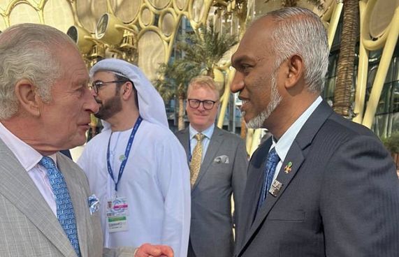 ރައީސް، އިނގިރޭސި ރަސްގެފާނާ ބައްދަލުކުރައްވައިފި