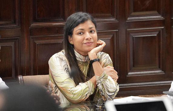 15 އަހަރަށްފަހު ރޮޒައިނާ ނުކުންނަނީ ހިތްހަމަޖެހިގެން!