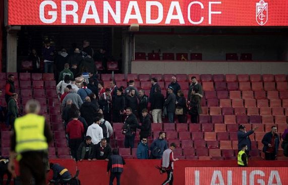 ސަޕޯޓަރަކު ހިތް ހުއްޓި މަރުވުމުން މެޗު ހުއްޓާލައިފި