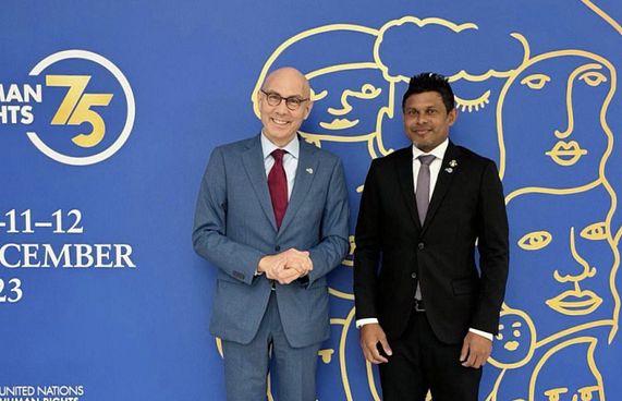 ނައިބުރައީސް، ހިއުމަންރައިޓްސް ކޮމިޝަނަރާ ބައްދަލުކޮށްފި