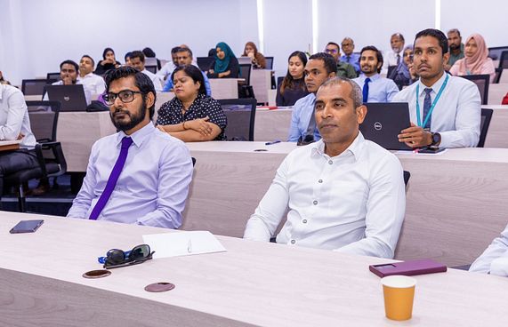 ދިވެހި އެކައުންޓެންޓުން ސޮއި ލާޒިމްކޮށް ދާއިރާގެ އުހަށް